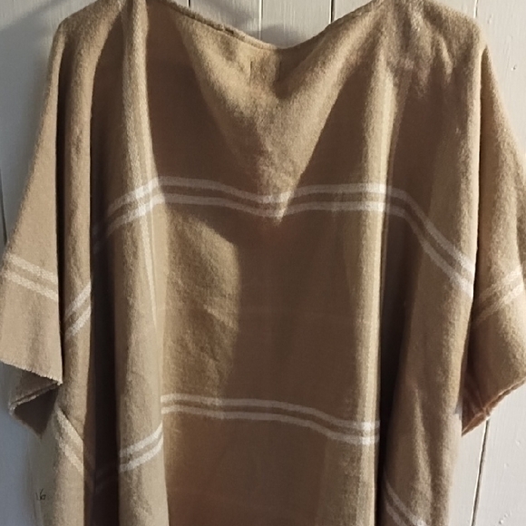 A New Day NWT Tan And White Poncho with Fringe OSFM. - Picture 7 of 9